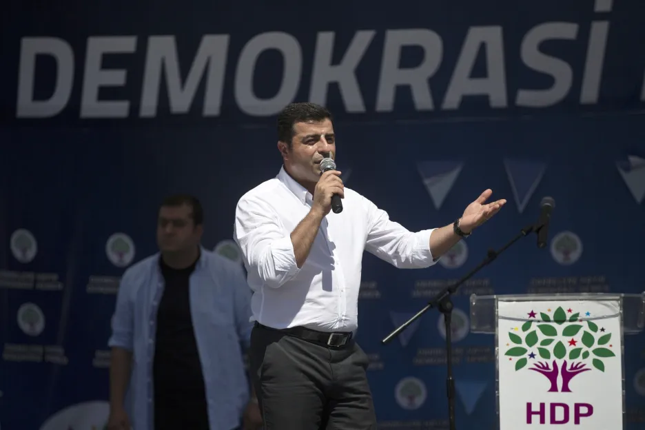 Selahattin Demirtaş při volební kampani