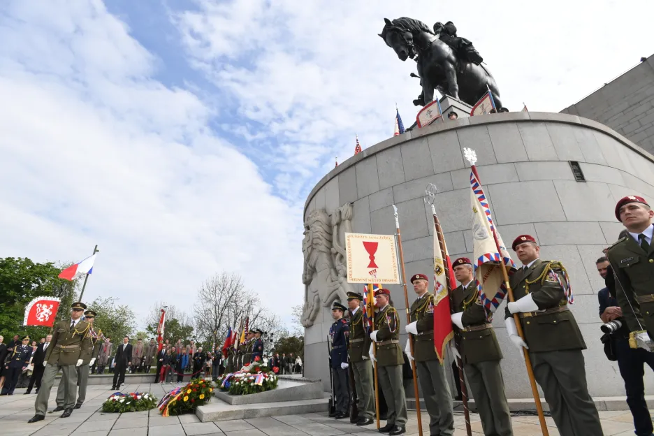 Pietní akt při příležitosti ukončení 2. světové války 8. května před Národním památníkem na Vítkově