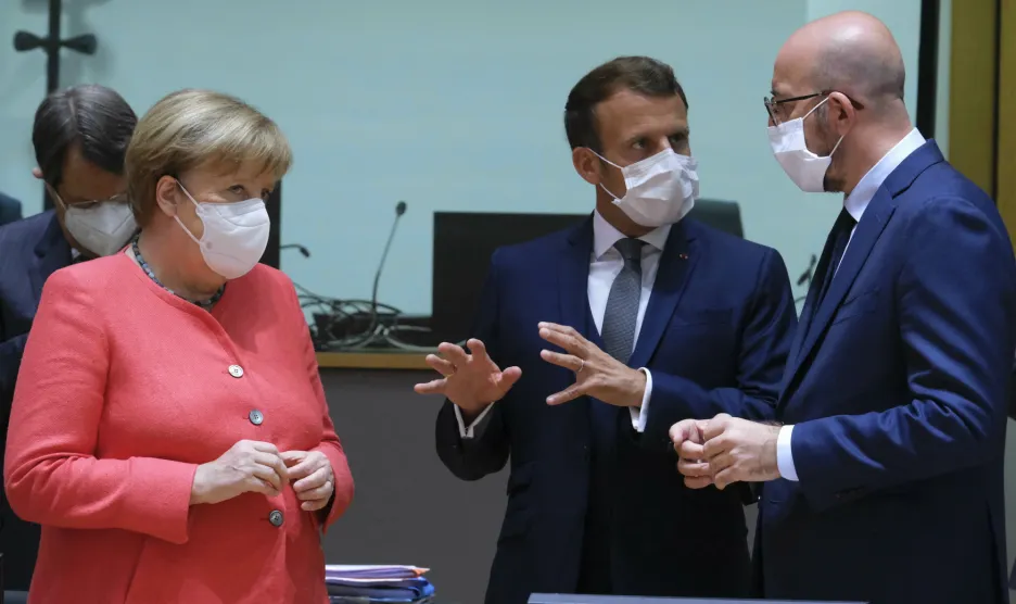 Emmanuel Macron, Angela Merkelová a Charles Michel na summitu EU