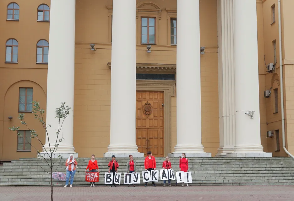 Demonstrantky před běloruskou KGB s nápisem 