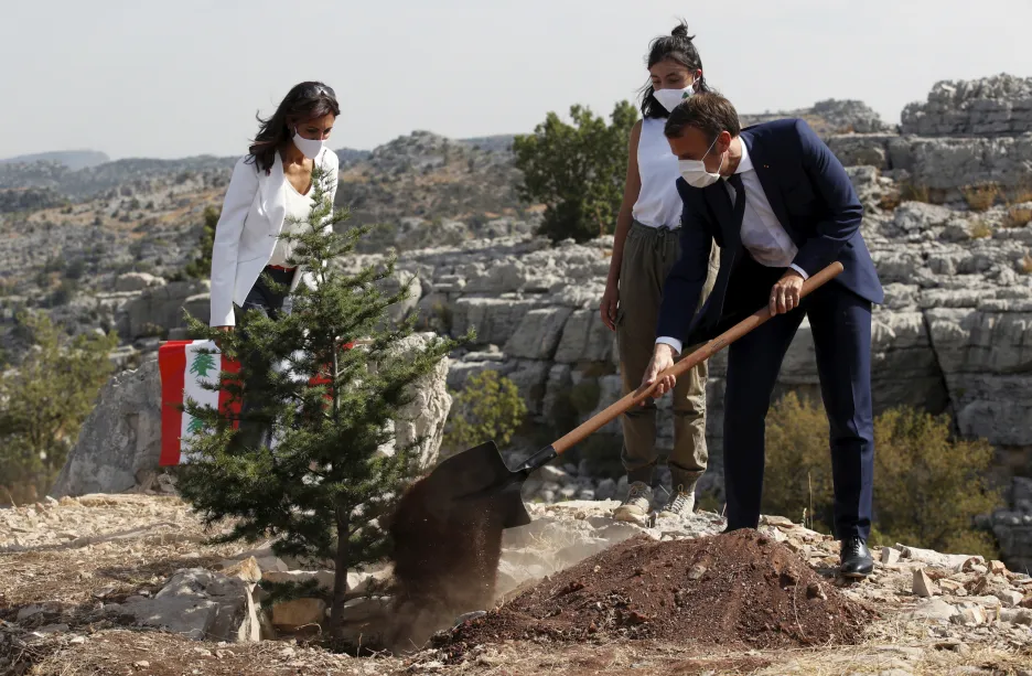 Francouzský prezident Macron při symbolickém aktu v Libanonu