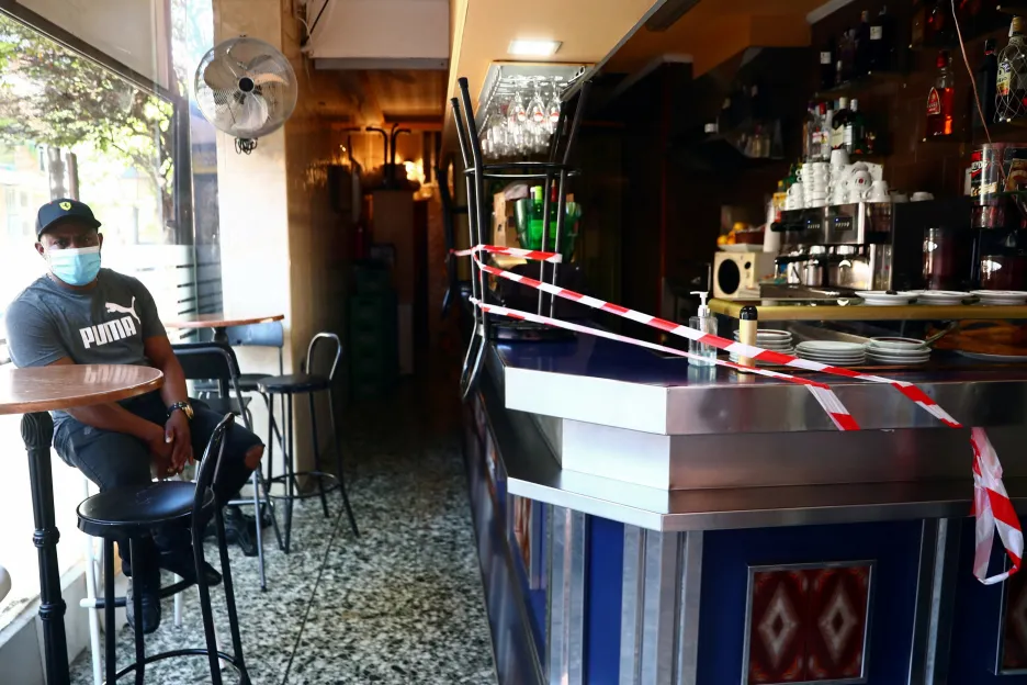 Bar v Madridu dbá na bezpečné rozestupy