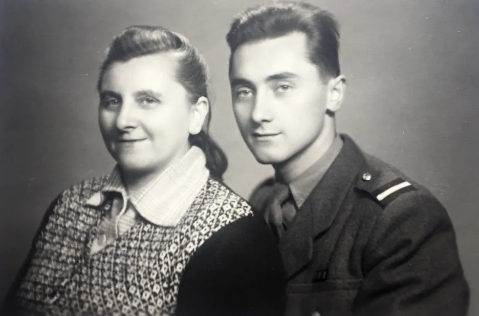 Jan Hronek s maminkou (1955)