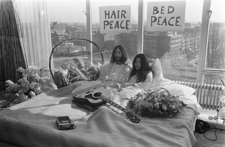 John Lennon a Yoko Ono při protestní akci 