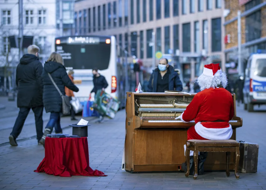 Pianista rozezněl ulice německého Schwerinu den před novými opatřeními.
