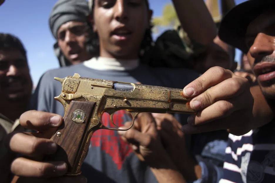 Jeden z povstalců drží zlatou pistoli, která údajně patřila Muammaru Kaddáfímu