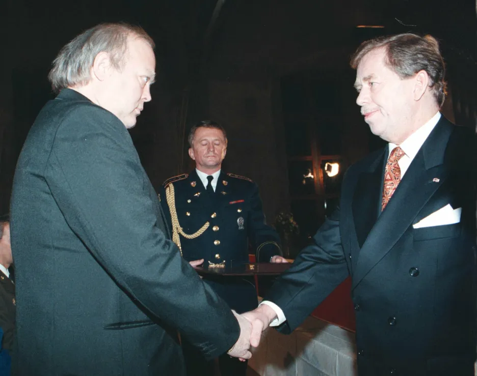 Jan Vrba přebral za svého otce v roce 1997 medaili Za hrdinství