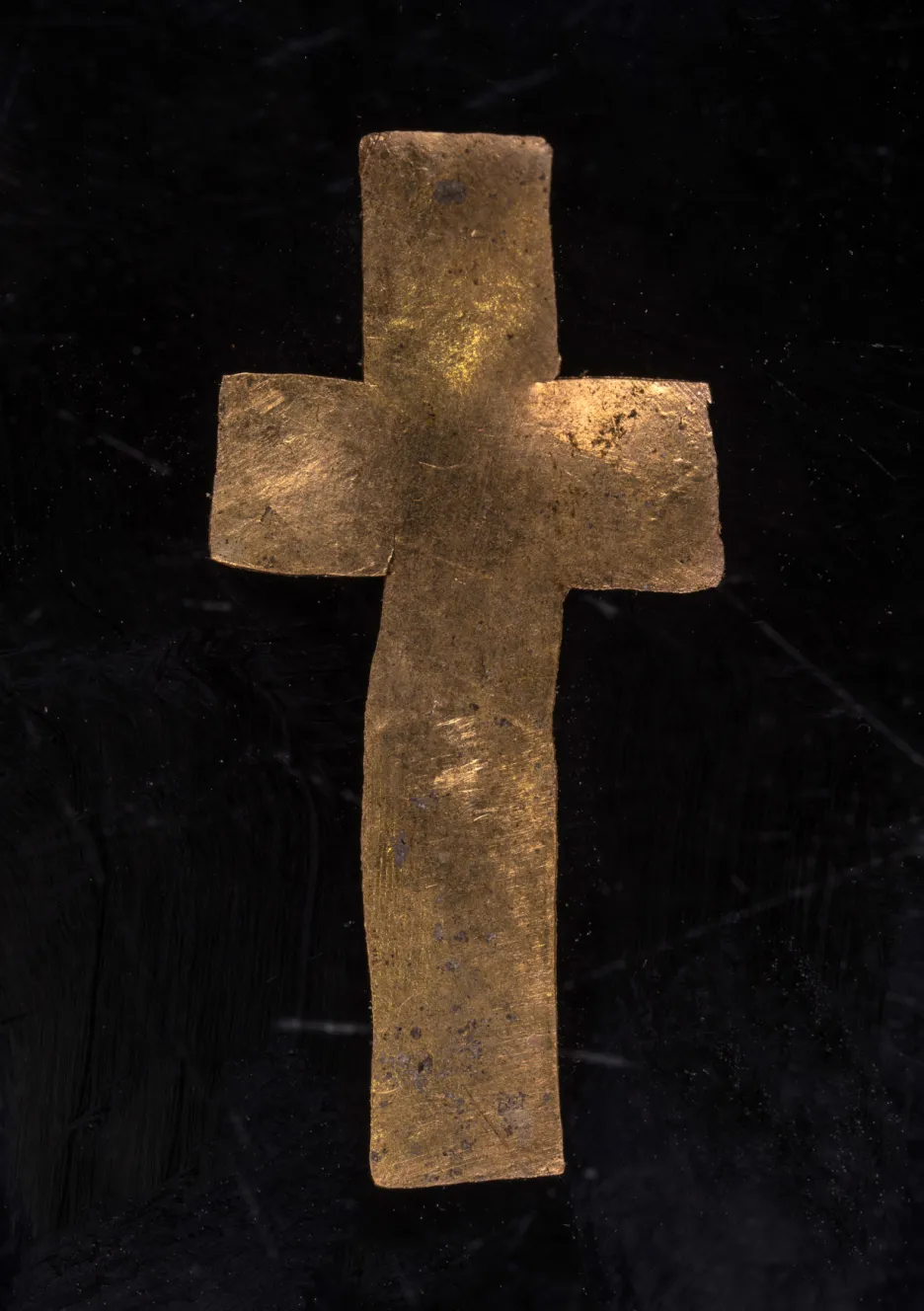 Zlatý křížek z relikviáře