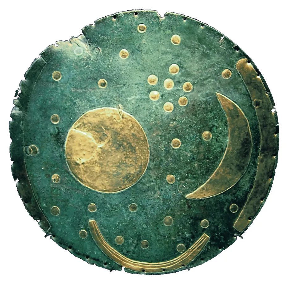 Bronzový Disk z Nebry (Německo) z období 1600 let př. n. l. ukazuje skupinku sedmi hvězd - Plejády