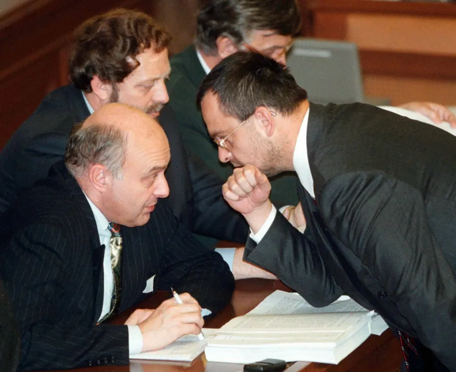 Miroslav Kalousek (vpravo) při rozhovoru s ministrem financí Ivem Svobodou v Poslanecké sněmovně v roce 1998