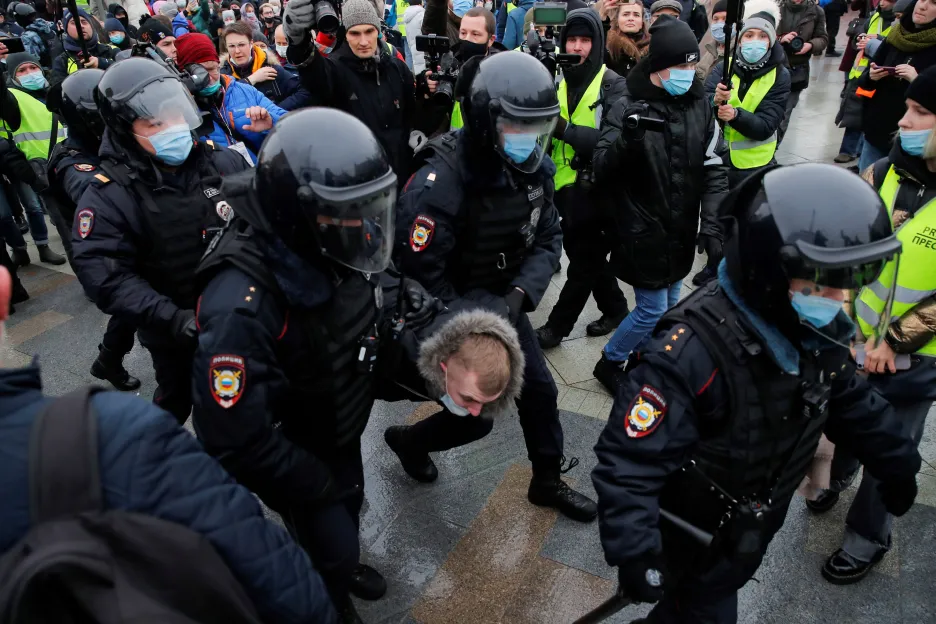 Policie zadržuje demonstranty za Navalného v Moskvě
