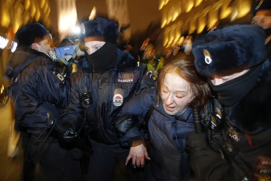 Ruští policisté zakročují proti protestujícím
