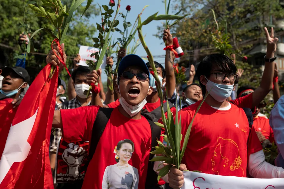 Nedělní protesty proti puči v myanmarském Rangúnu