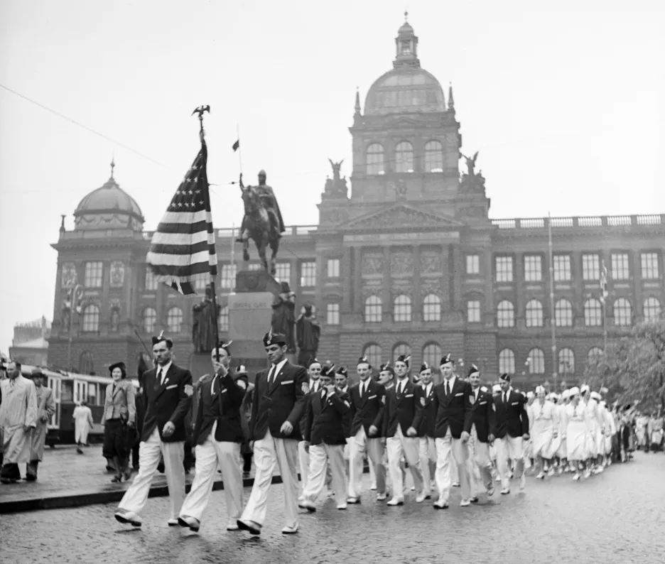 Pochod výpravy Sokolů z USA po jejich příjezdu na X. všesokolský slet v roce 1938