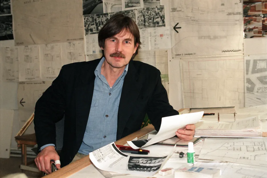Architekt Vlado Milunič při práci na Tančícím domě