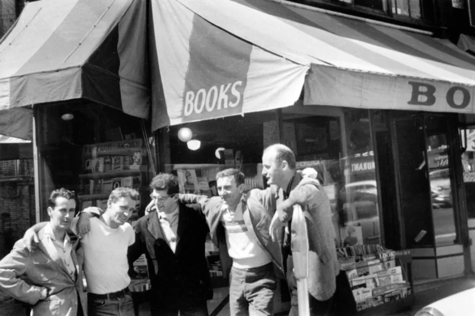 Allen Ginsberg (uprostřed) a Lawrence Ferlinghetti (vpravo na kraji) stojí před knihkupectvím City Lights v roce 1956