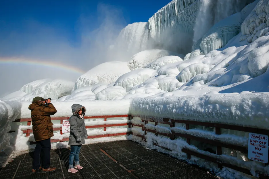 Turisté obdivují krásu zamrzlých Niagarských vodpádů
