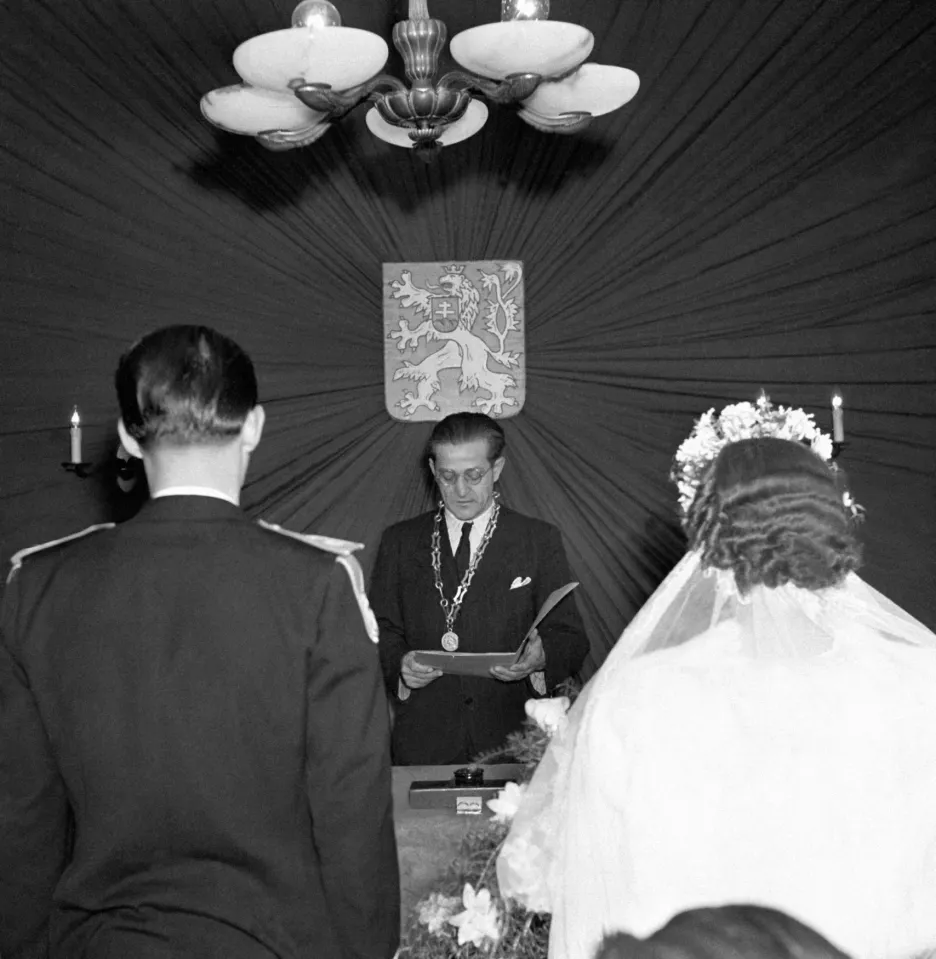 Svatba hornického učně na národním výboru v roce 1950 