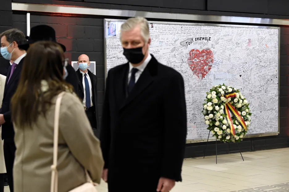 Připomínka bombových útoků v bruselském metru, v popředí král Filip