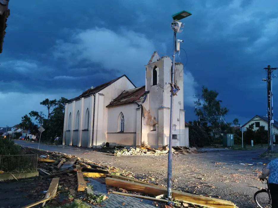 Následky silných bouřek a tornáda na Břeclavsku