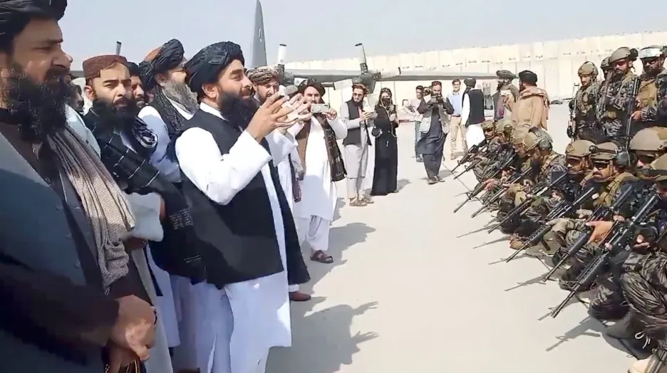 Mluvčí Talibanu Mudžáhid promlouvá k bojovníkům hnutí na kábulském letišti