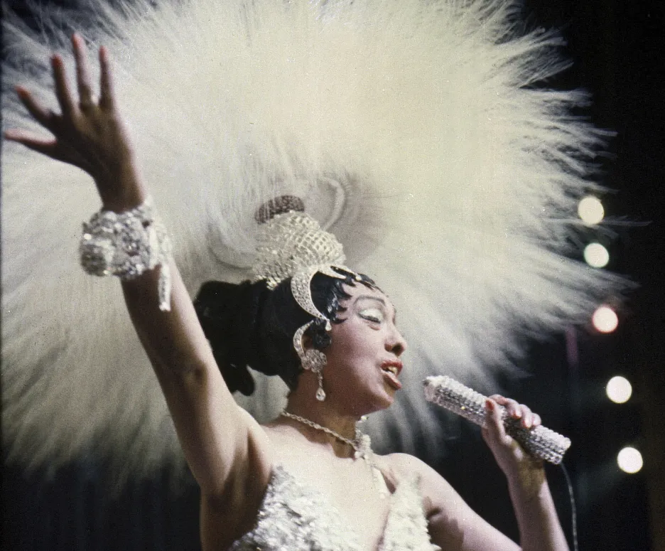 Josephine Bakerová během vystoupení v Paříži v roce 1957