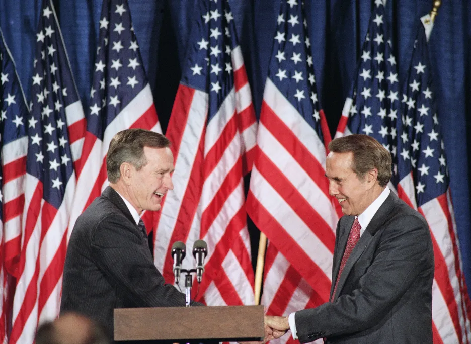 Bob Dole a bývalý americký prezident George H.W. Bush