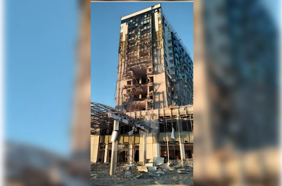 Ruské ostřelování zničilo hotel v Oděse, Ukrajina sestřelila všechny drony a střely kromě jedné