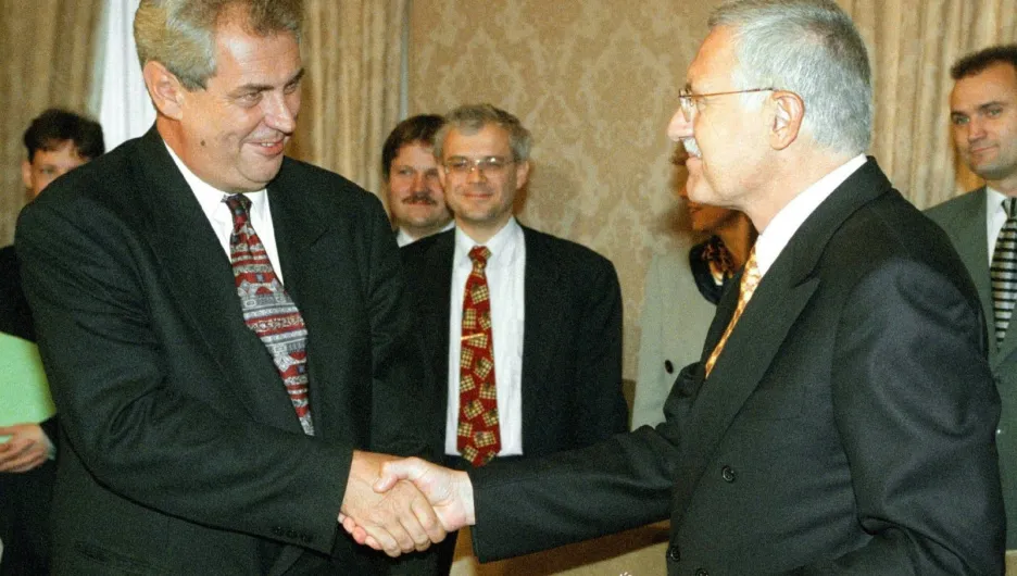 Miloš Zeman a Václav Klaus uzavírají tzv. opoziční smlouvu