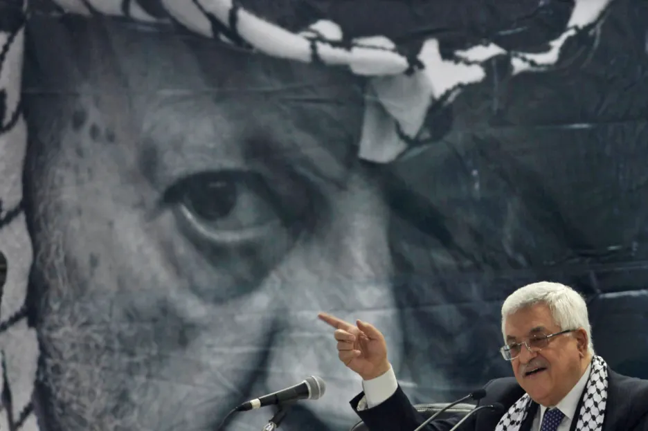Mahmúd Abbás před portrétem Jásira Arafata