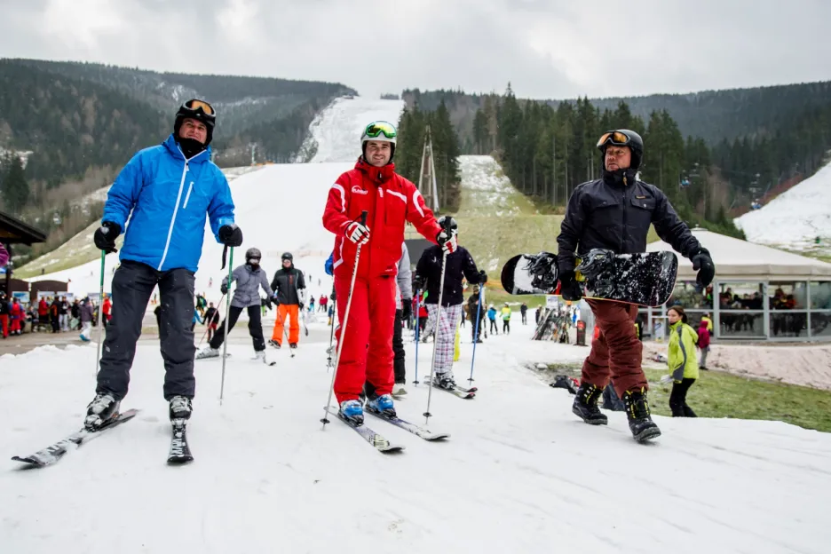 Vánoční lyžaři ve špindlerovském Skiareálu ve Svatém Petru