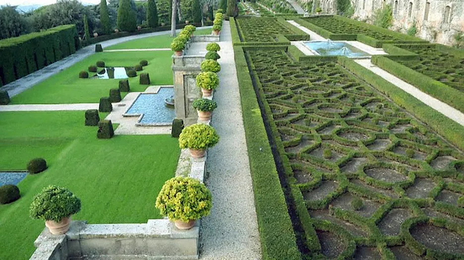 Zahrady letního sídla papežů v Castel Gandolfo