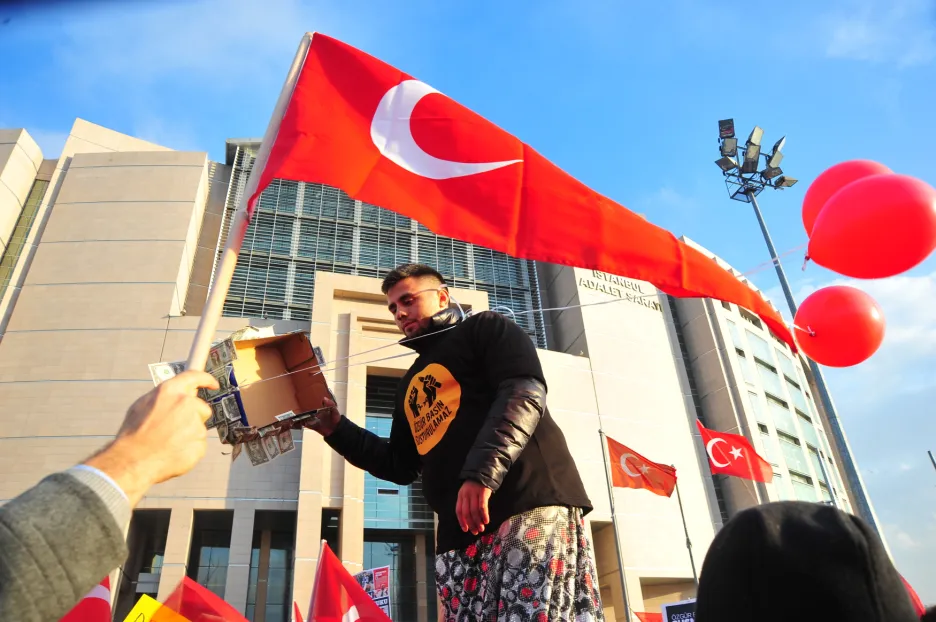 Turci protestují proti razii v médiích