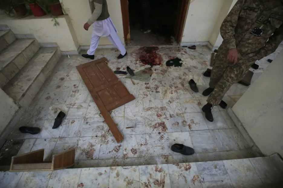 Následky masakru ve škole v Péšávaru