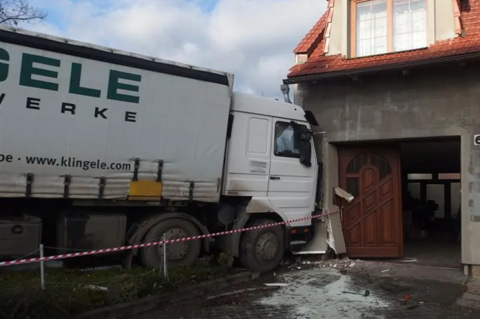 Nákladní auto narazilo do domu v Kojetíně