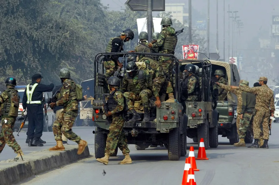 Pákistánská armáda před obsazenou školou