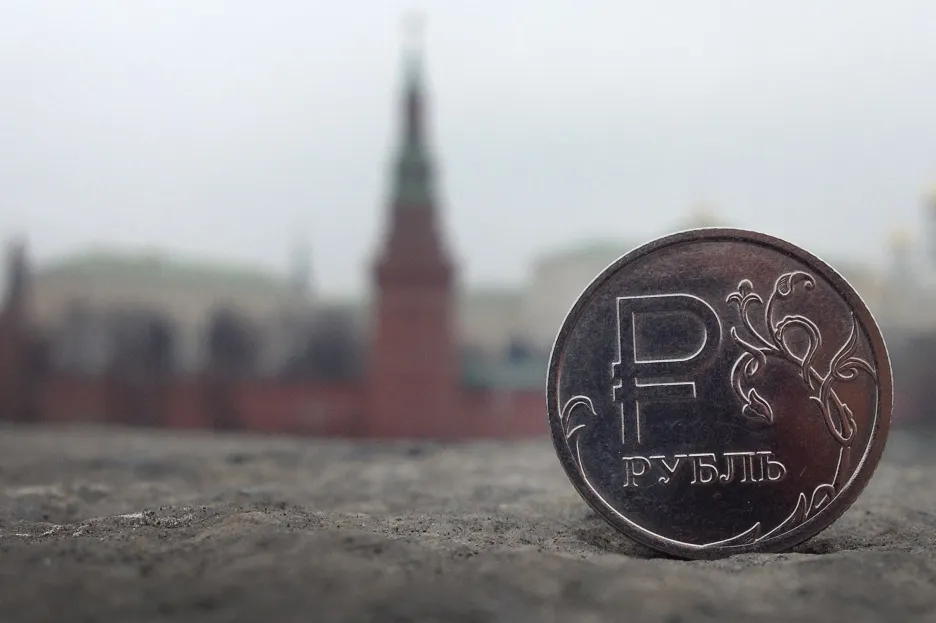 Ruský rubl v pozadí s Kremlem