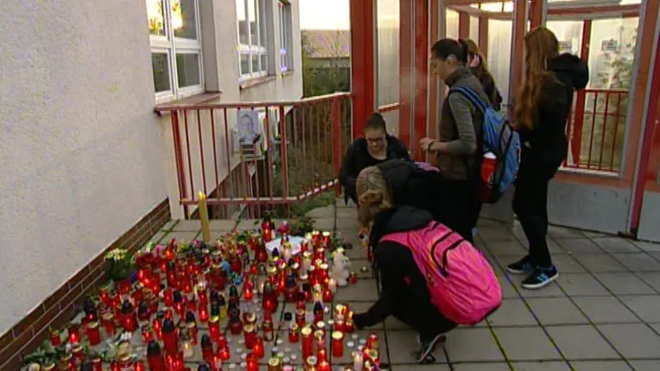 Lidé u školy ve Žďáru zapalují svíčky