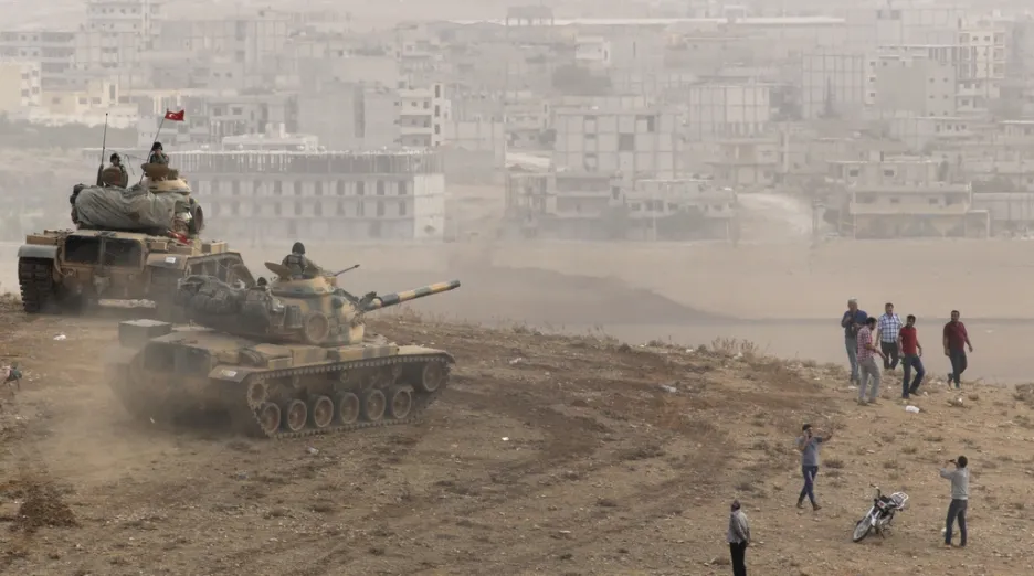 Turecké jednotky dál vyčkávají u hranic se Sýrií