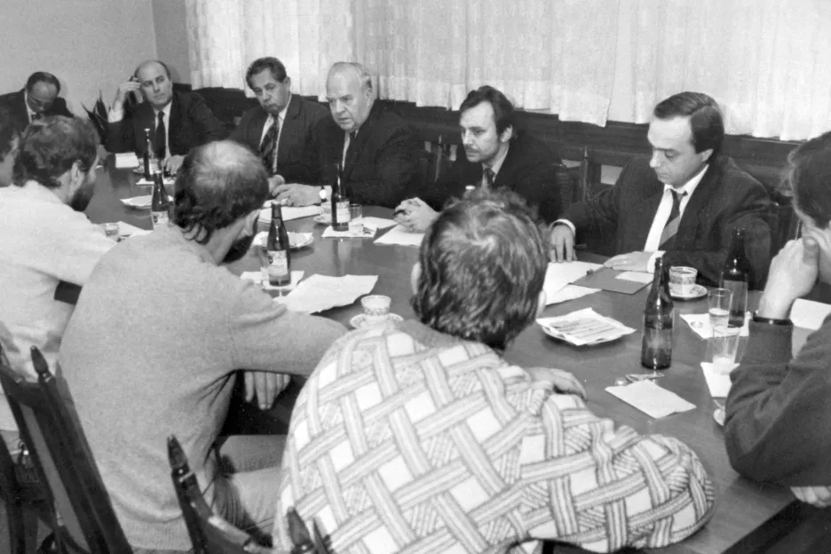 Jednání předsedy vlády Adamce se zástupci veřejnosti 21. listopadu 1989