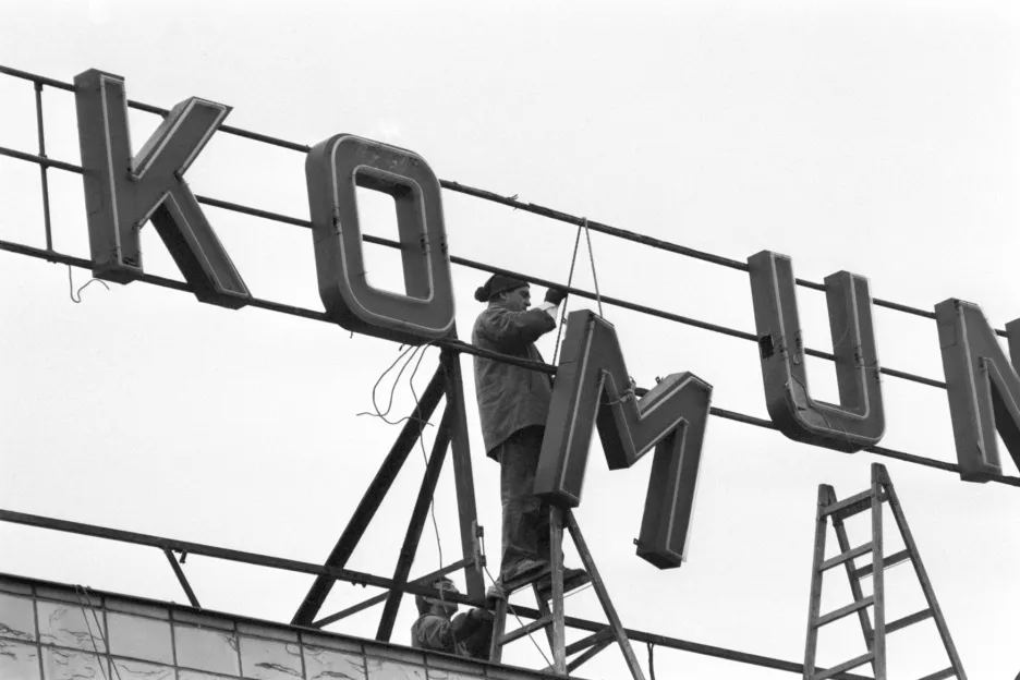Odstraňování komunistických hesel, prosinec 1989
