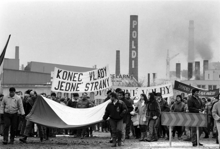 Shromáždění občanů před Poldi Kladno, listopad1989