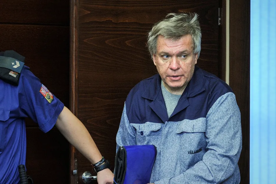 Lékař Jaroslav Barták při příchodu do soudní síně