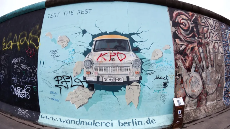 Část zachovalé Berlínské zdi jako plátno pro satiru