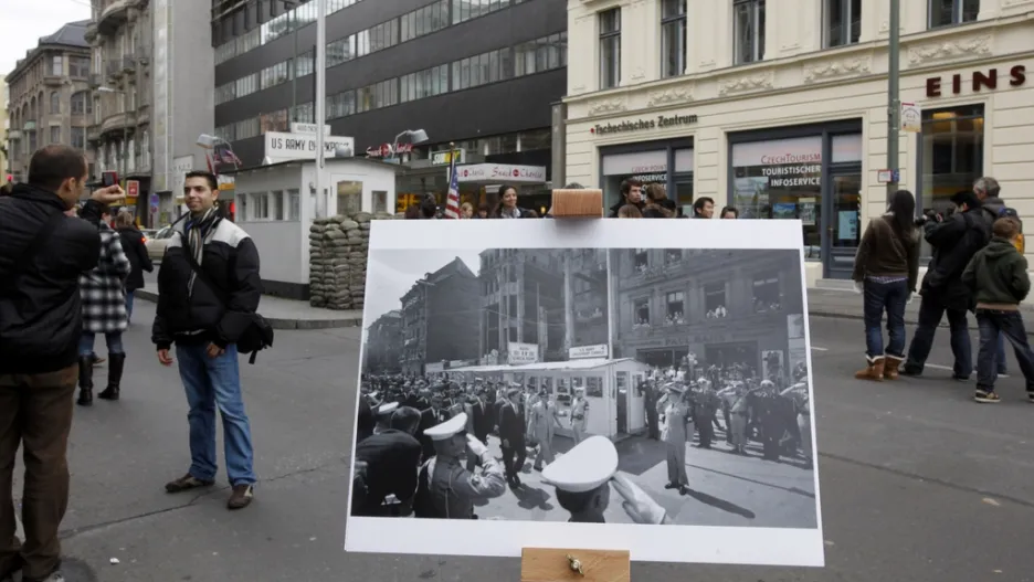 Checkpoint Charlie - jeden z nejznámějších přechodů mezi Východem a Západem