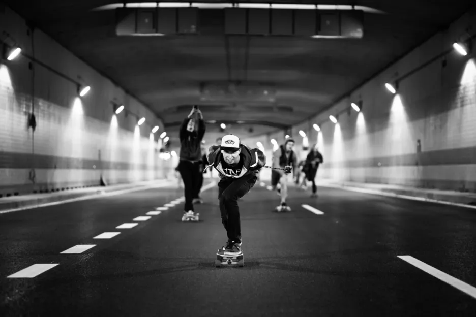 Noční jízdy na skateboardu tunelem Blanka