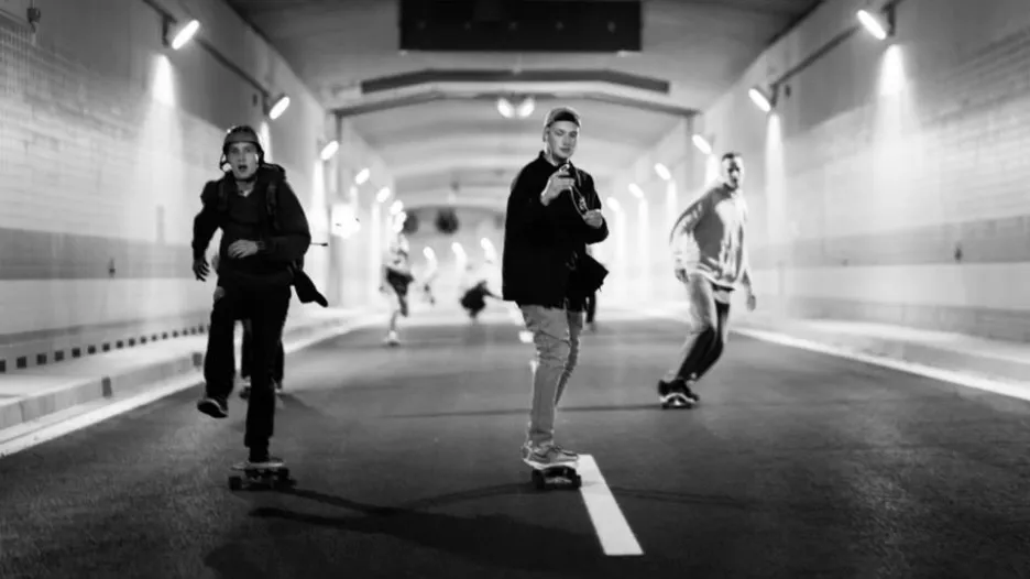 Noční jízdy na skateboardu tunelem Blanka