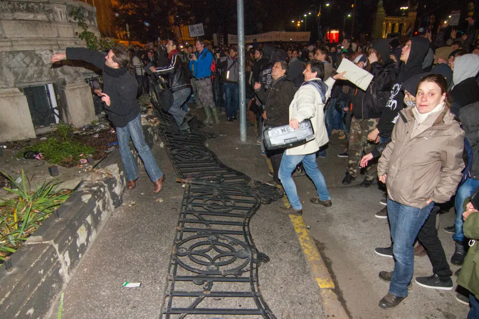 Demonstranti napadali sídlo vládní strany Fidesz