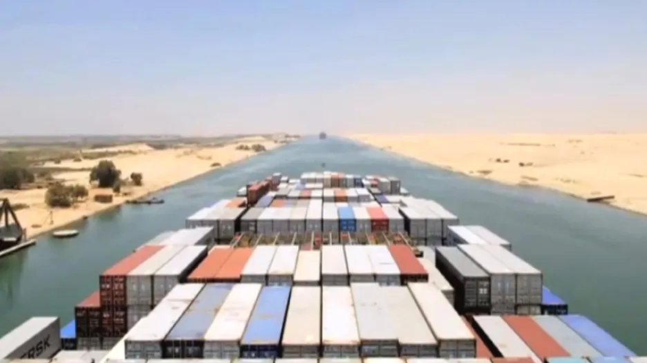 Loď v Suezském průplavu