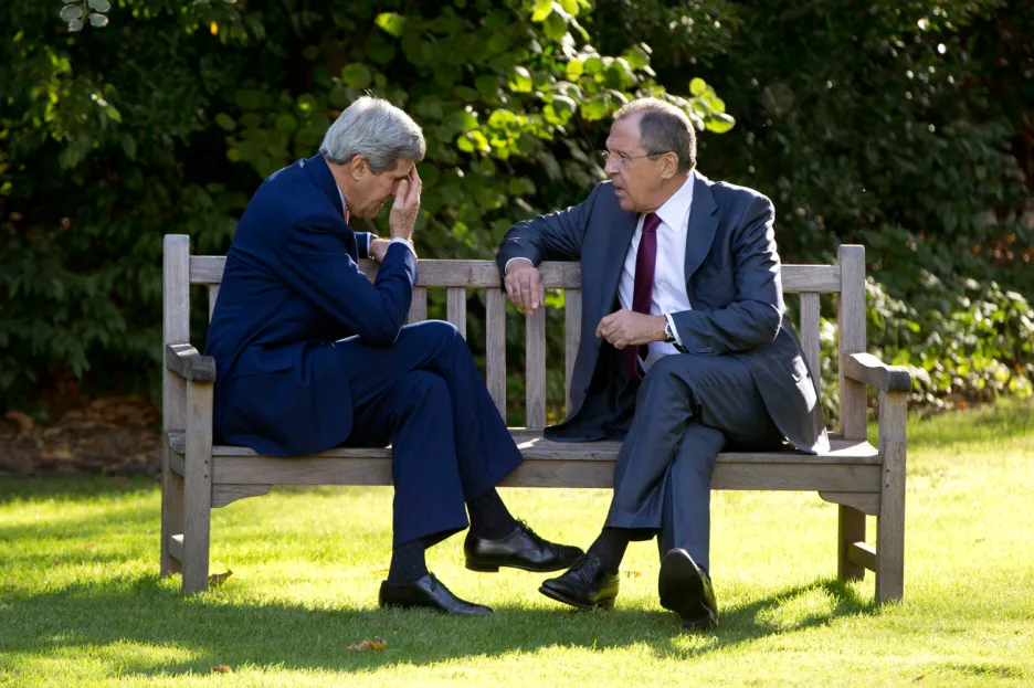 John Kerry a Sergej Lavrov na jednání v Paříži